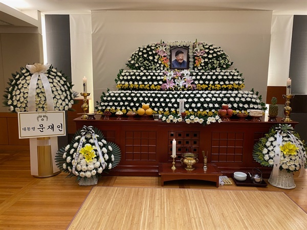 채현국 효암학원 이사장의 빈소가 차려진 서울대병원 장례식장에 문재인 대통령의 조화가 놓여 있다.