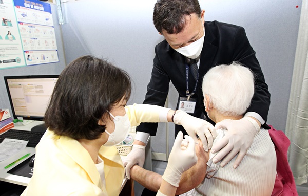 만 75세 이상 노인시설 입소자 등을 대상으로 한 코로나19 백신 접종이 시작된 1일 오전 서울 동작구 코로나19 예방접종센터에서 어르신이 화이자 백신을 접종받고 있다.