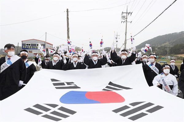  4.3독립만세운동 삼진연합대의거 기념 태극기 행진.