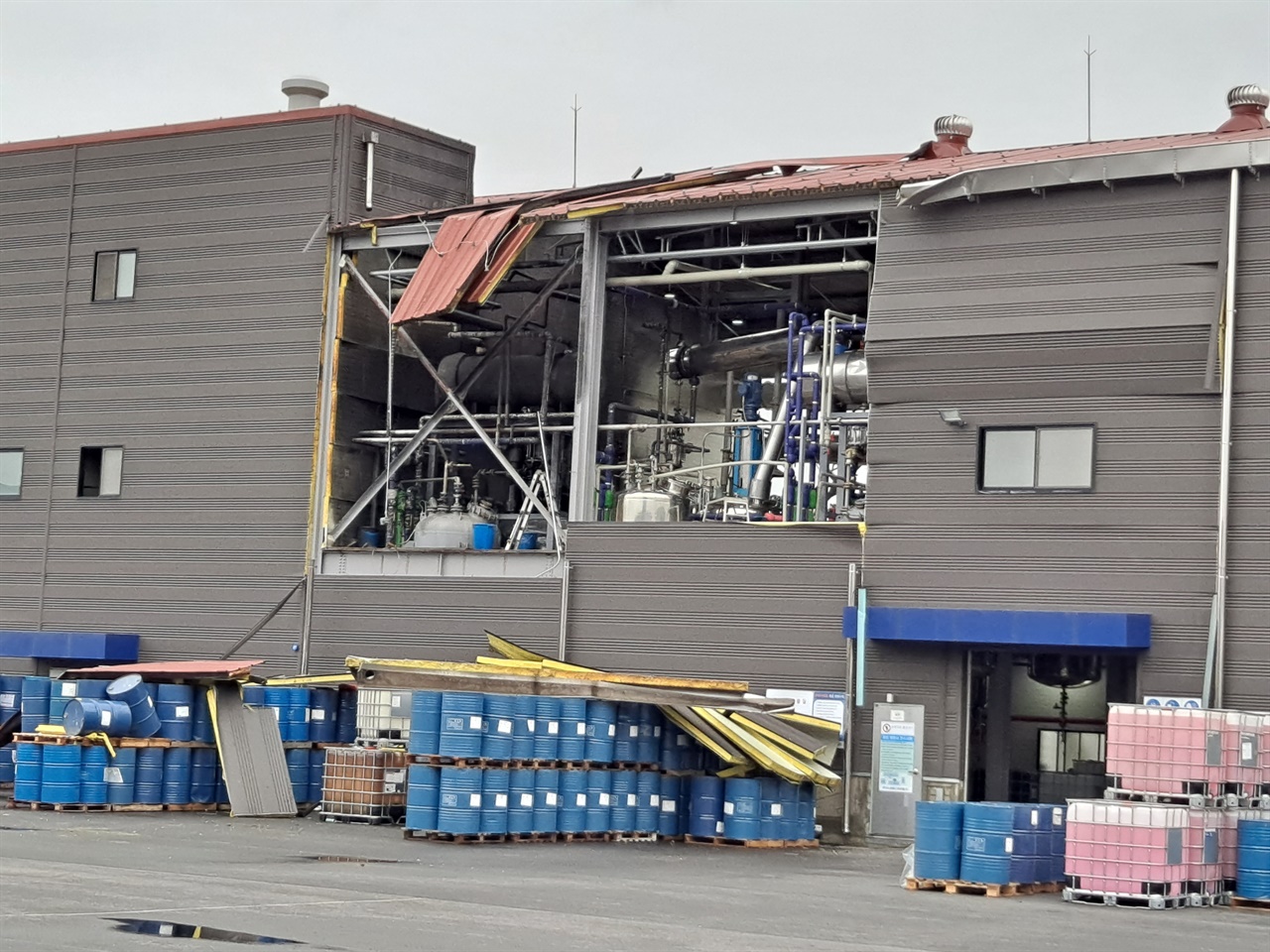 지난 3일 폭발 사고가 일어난 예당산업단지의 한 공장. 