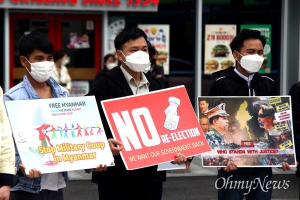 경남미얀마교민회, 한국미얀마연대, 버마활동가모임, 경남이주민센터는 4일 오후 창원 한서빌딩 앞 광장에서 “미얀마 시민불복종운동지지, 민주주의 회복을 위한 손팻말 시위”를 벌였다.