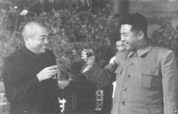 1955년 베이징을 방문한 김일성(사진 오른쪽)과 건배를 하는 펑더화이(사진 왼쪽). 무정과 절친했던 펑더화이는 한국전쟁 때 중국인민지원군 총사령으로 참전했다. 무정에게 텅치를 소개한 사람도 펑더화이다. 
