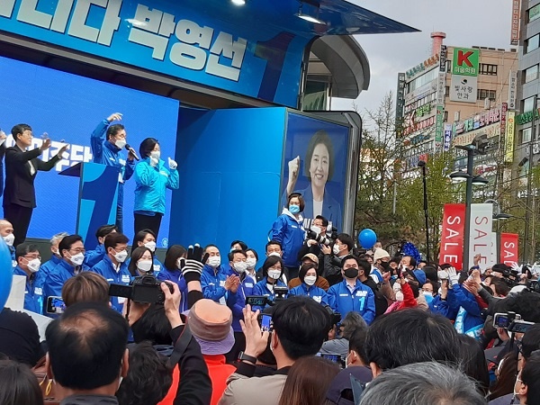 노원유세 더불어민주당 박영선 서울시장 후보가 4일 오후 이낙연 상임선대위원장과 함께 노원구 롯데백화점 앞에서 유세를 하고 있다. 