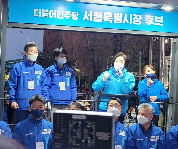 박영선 후보가 4일 오후 서울 도봉구 창동 천주교성당 앞에서 이낙연 상임선대위원장과 함께 유세를 하고 있다.