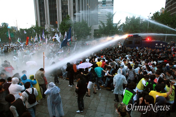 1일 새벽 서울 효자동 청와대 입구에서 광우병위험 미국산쇠고기 수입반대 및 재협상을 요구하는 시민,학생들에게 경찰이 살수차(물대포)를 동원해서 물을 뿌리고 있다.