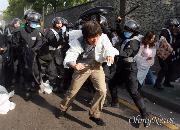 1일 오전 7시 45분경 서울 안국동 네거리에서 강제해산작전에 나선 경찰이 도망치는 한 시민을 몽둥이로 때리고 있다. 우리의 도덕적 우위는 비폭력에서 나온다. 끝까지 비폭력 원칙을 고수해야 한다. 