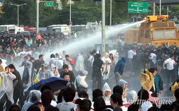 2008년 6월 1일 새벽 서울 효자동 청와대 입구에서 광우병위험 미국산쇠고기 수입반대 및 재협상을 요구하며 밤샘시위를 벌인 시민, 학생들을 경찰이 살수차(물대포)를 동원해서 강제해산시키고 있다.