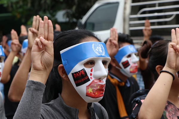 군부 쿠데타에 저항하고 있는 미얀마인들이 4월 4일 양곤에서 '마스크 시위'를 벌였다.
