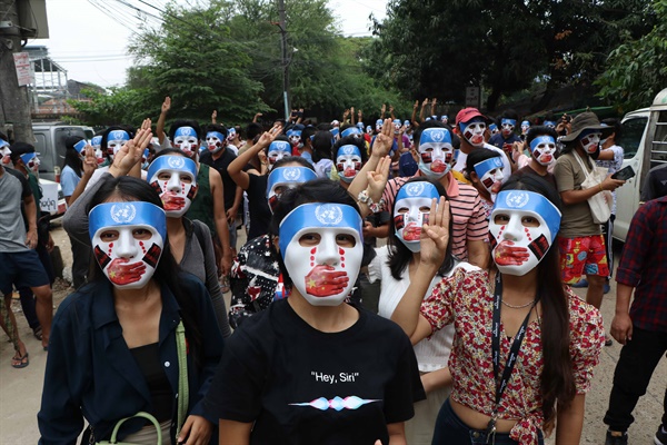 군부 쿠데타에 저항하고 있는 미얀마인들이 4월 4일 양곤에서 '마스크 시위'를 벌였다.