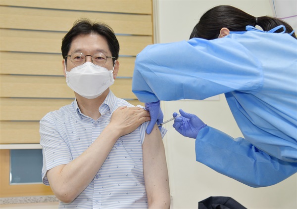 김경수 경남도지사는 5일 오전 창원보건소에서 코로나19 백신을 접종했다.