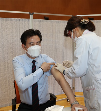 서철모 화성시장이 5일 동탄보건소에서 코로나19 예방 아스트라제네카 백신을 접종받고 있다.
