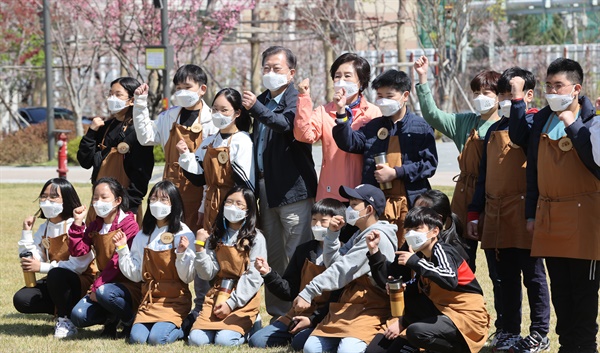  문재인 대통령이 5일 마포구 서울복합화력발전소에서 열린 제76회 식목일 기념행사에서 식수를 마친 뒤 참석자들과 기념사진을 촬영하고 있다