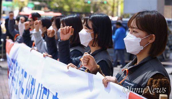  전국사무금융서비스노동조합에서 5일 오전 서울 중구 하나그룹 본사 앞에서 '여성혐오 표현과 임직원에 대한 폭언을 한 장경훈 하나카드 사장 사퇴기자회견을 열고 있다. 