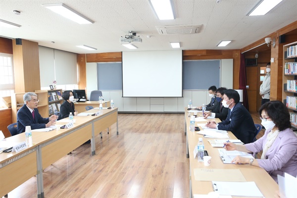 박종훈 경남도교육감은 5일 오후 하동지역 관련 학교와 서당을 방문했다.