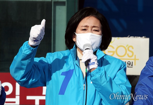  더불어민주당 박영선 서울시장 후보가 5일 서울 강서구 발산역 인근에서 지지를 호소하고 있다.