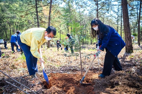  남해군 신규 공무원들, 식목일 나무 심으며 새출발.