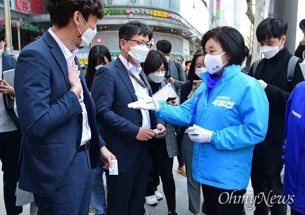  4.7 재·보궐선거를 하루 앞둔 6일 오전 더불어민주당 박영선 서울시장 후보가 서울 종로구 세종대로 인근에서 시민들과 인사하고 있다.