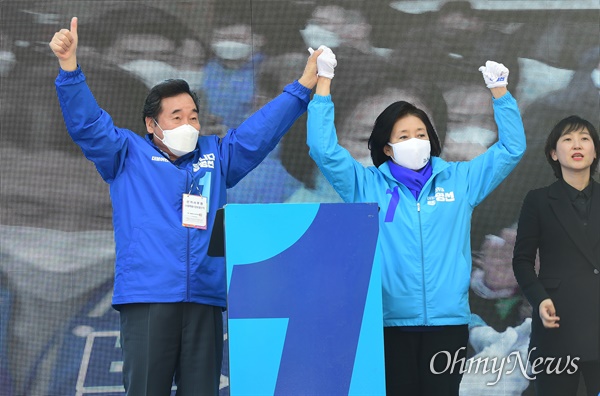  4.7 재·보궐선거를 하루 앞둔 6일 오전 더불어민주당 박영선 서울시장 후보와 이낙연 공동 상임선대위원장이 서울 종로구 세종대로 인근에서 열린 유세에서 지지를 호소하고 있다.