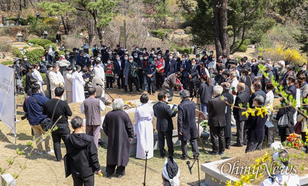 고 백기완 통일문제연구소 소장의 49재를 맞은 6일 오전 경기도 남양주시 마석모란공원 묘역에서 열린 ‘새긴돌 세우는 날(묘비 제막식)’에 수많은 노동자와 시민들이 참석해 고인의 뜻을 기리며 추모하고 있다.