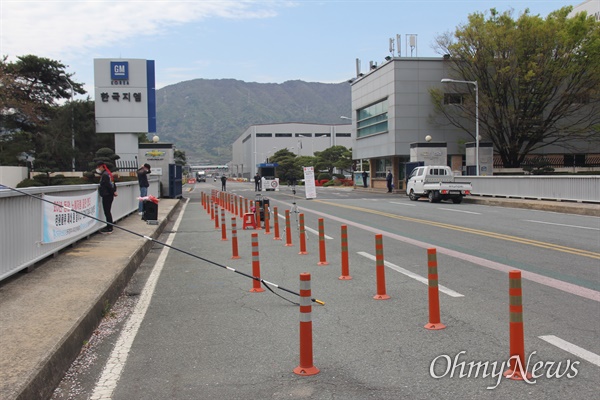 한국지엠(GM) 창원공장 정문 앞.