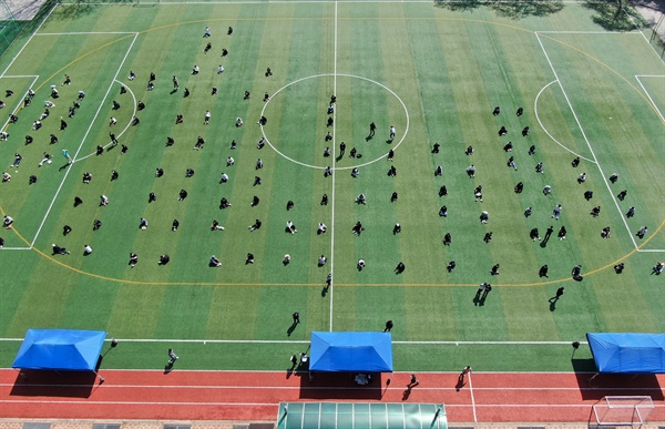 6일 오후 대전 동구 한 고등학교에서 학생들이 신종 코로나바이러스 감염증(코로나19) 검체 검사를 받기 위해 대기하고 있다. 대전에서는 학원을 매개로 강사와 중고생이 잇따라 코로나19 양성 판정을 받았다.