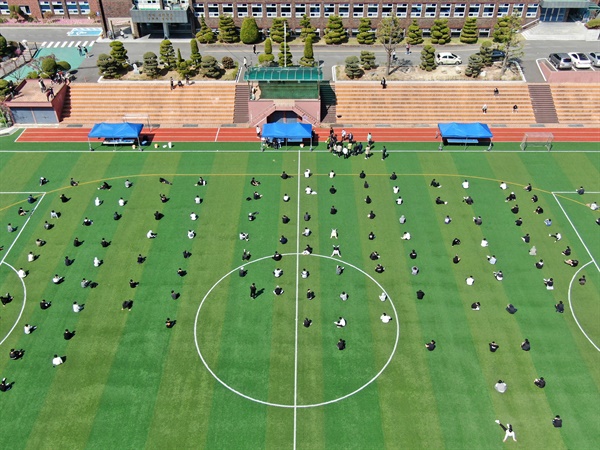 고등학교 코로나19 전수검사 6일 오후 대전 동구 한 고등학교에서 학생들이 신종 코로나바이러스 감염증(코로나19) 검체 검사를 받기 위해 대기하고 있다. 대전에서는 학원을 매개로 강사와 중고생이 잇따라 코로나19 양성 판정을 받았다.