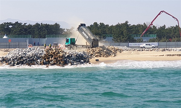  강릉 안인석탄화력발전소는 발전용량 2,080MW(1,040MW X 2기)로 총 공사비는 5조6천억원이다. 