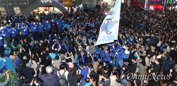 더불어민주당 박영선 서울시장 후보가 6일 서울 마포구 서교동 상상마당 앞에서 집중유세를 하고 있다.
