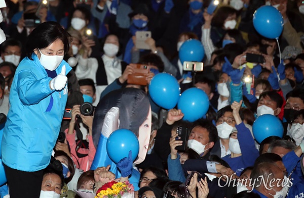 더불어민주당 박영선 서울시장 후보가 6일 서울 마포구 서교동 상상마당 앞에서 열린 집중유세에서 지지자들에게 인사하고 있다.