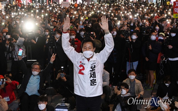 국민의힘 오세훈 서울시장 후보가 6일 서울 서대문구 신촌에서 열린 마지막 유세에서 지지를 호소하고 있다. 