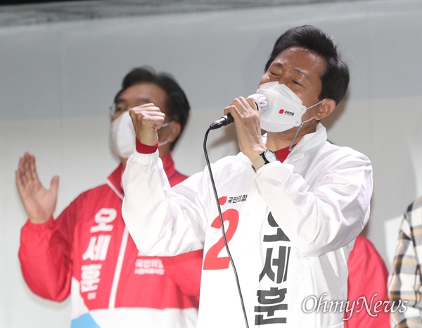 국민의힘 오세훈 서울시장 후보가 6일 서울 서대문구 신촌에서 열린 마지막 유세에서 지지를 호소하고 있다.