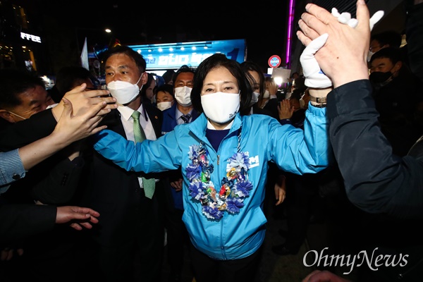 더불어민주당 박영선 서울시장 후보가 6일 서울 마포구 서교동 상상마당 앞에서 열린 집중유세에서 지지자들과 인사하고 있다. 