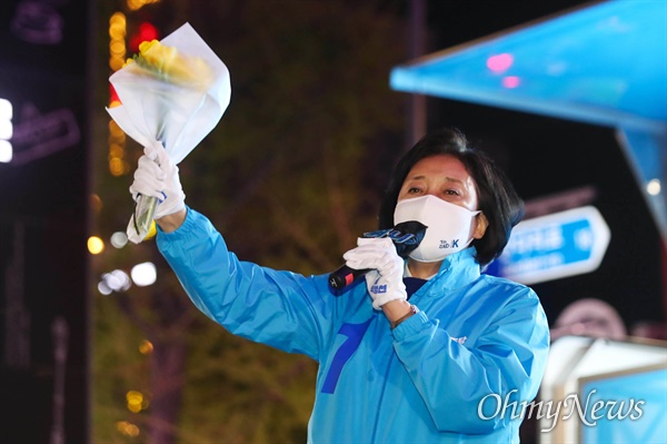 더불어민주당 박영선 서울시장 후보가 6일 서울 마포구 서교동 상상마당 앞에서 열린 집중유세에서 지지를 호소하고 있다. 