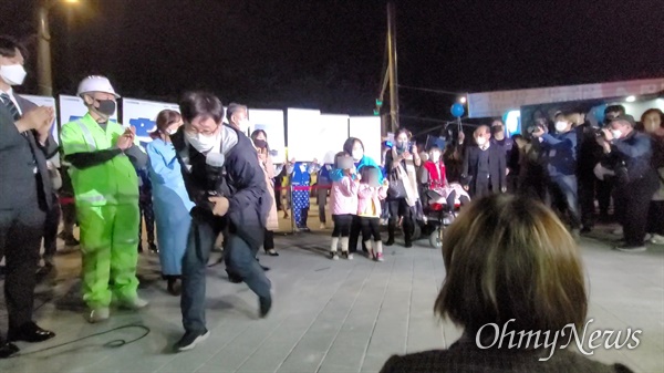 6일 밤 9시 30분께 ‘1천만 서울시민과 함께합니다! 박영선의 마지막 유세’란 이름으로 진행된 마지막 행사에서 두 아동이 박 후보의 이름을 연호하고 기호 1번 포즈를 취하는 모습이 포착됐다.