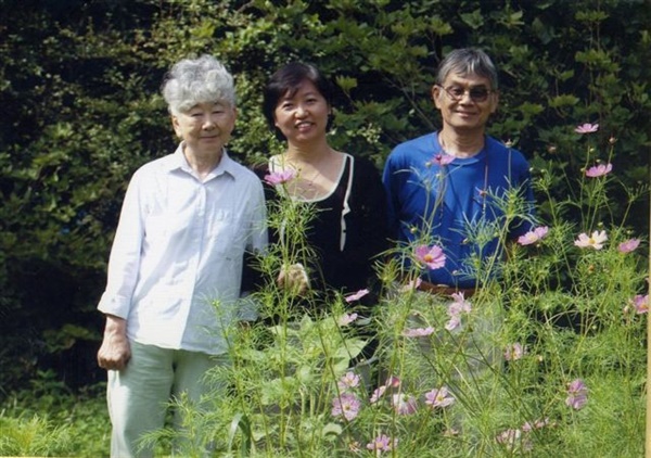 지난 2007년 임정진 작가의 일본 방문시 노무라 목사 부부 마당에서
