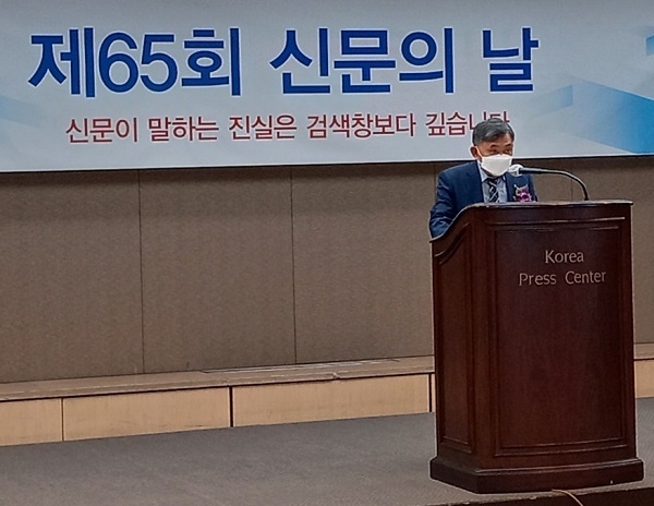 홍준호 한국신문협회장이 6일 오후 프레스센터 19층 기지회견장 기념식에서 대회사를 하고 있다.