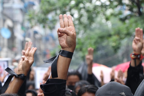 군부 쿠데타에 저항하고 있는 미얀마인들이 4월 5일 양곤 알론(Ahlone)에서 시위 중 사망한 이들을 기리며 행진하고 있다.