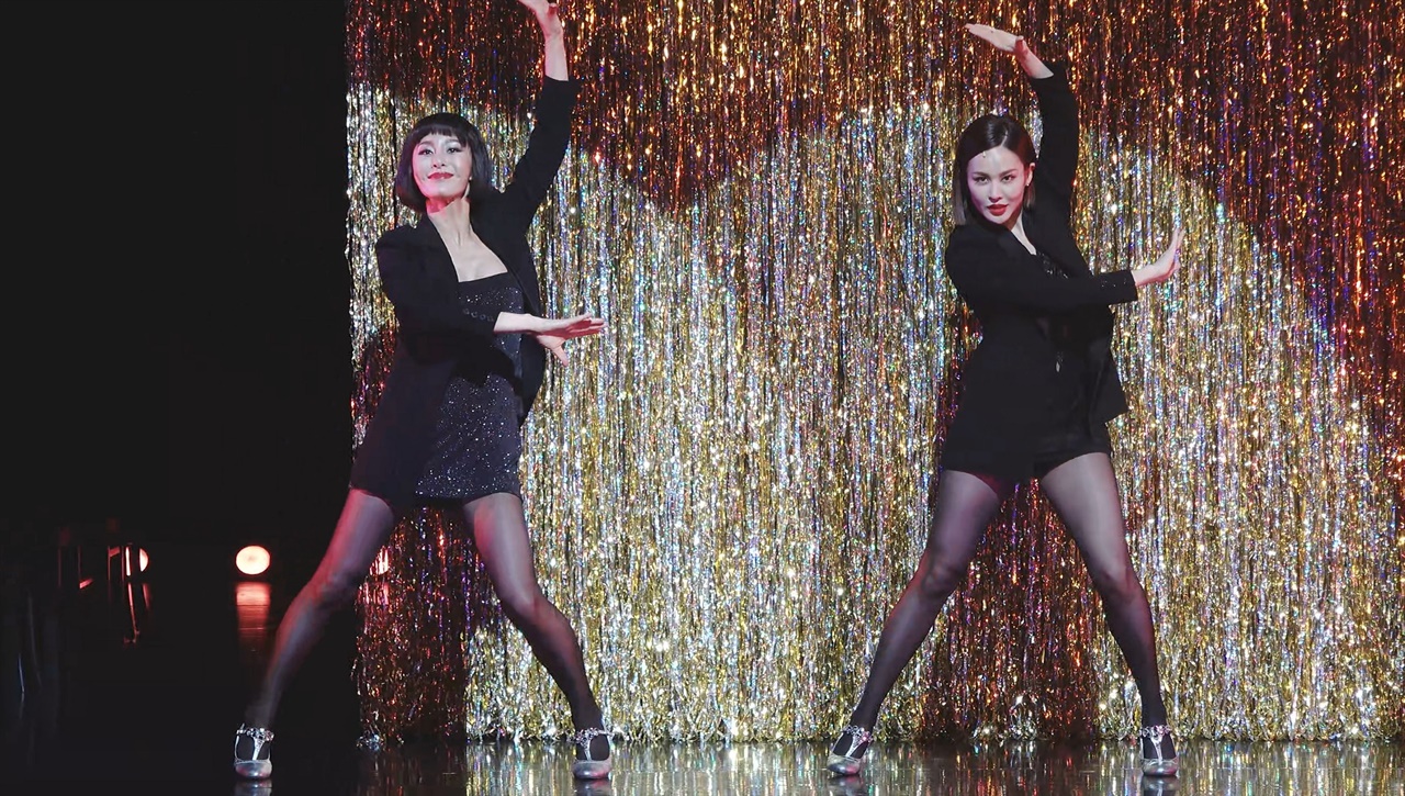  윤공주(벨마 켈리)와 아이비(록시 하트)의 'Hot Honey Rag'는 두 여인의 화려한 댄스와 요염함이 일품이었다. 