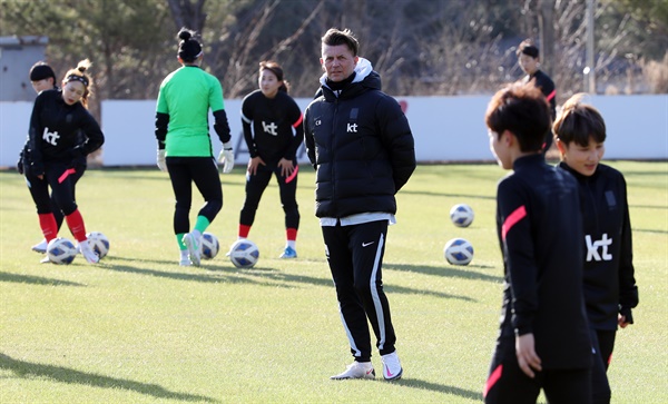  여자 축구대표팀이 22일 파주 국가대표 트레이닝 센터에서 훈련하고 있다. 사상 첫 올림픽 본선 진출에 도전하는 여자 대표팀은 중국과의 도쿄올림픽 최종예선 플레이오프를 앞두고 이날 소집됐다. 2021.3.22
