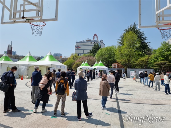 대구 국채보상공원에 있는 선별검사소.