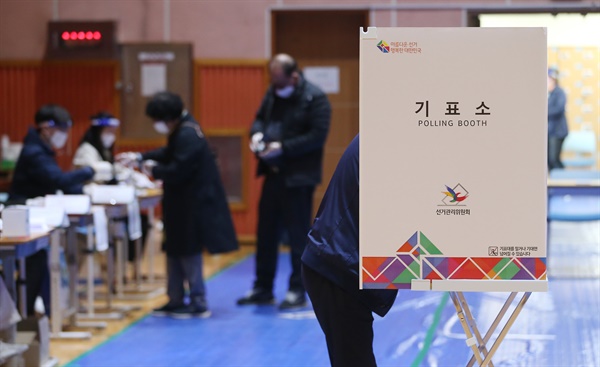  4·7 재·보궐 선거일인 7일 오전 울산시 남구 신정중학교에 마련된 투표소에서 유권자가 투표하고 있다.