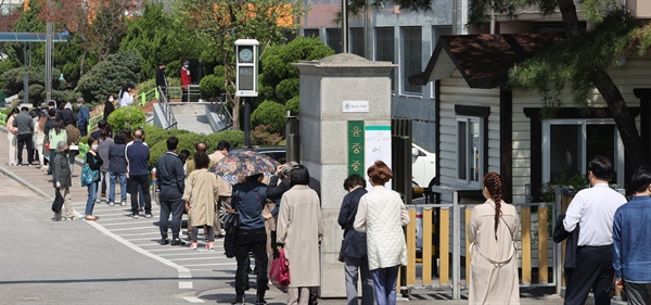서울시장 보궐선거일인 7일 여의도 한 투표소에서 시민들이 투표하기 위해 줄을 서서 기다리고 있다.