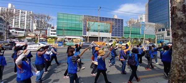 4월 2일, 파업 결의대회를 하기 위해 대성에너지 앞으로 행진하는 대성에너지 검침.점검 여성노동자들