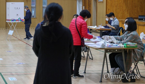 서울시장 보궐선거일인 7일 오후 서울 용산구 청파초등학교 체육관에 마련된 투표소에서 유권자들이 투표하기 위해 줄을 서서 기다리고 있다.