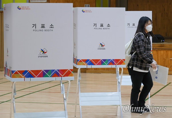 서울시장 보궐선거일인 7일 오후 서울 용산구 청파초등학교 체육관에 마련된 투표소에서 유권자들이 투표하고 있다.
