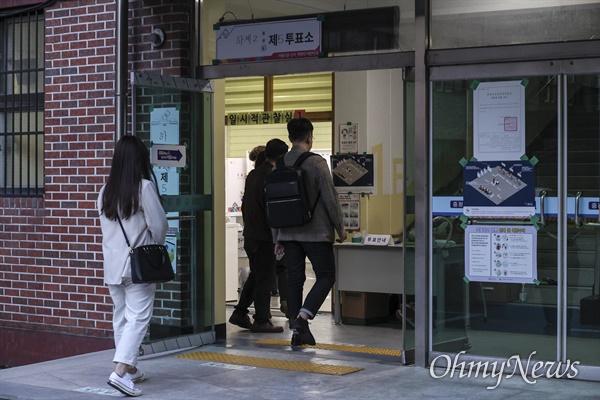 7일 오후 서울 노원구 중평중학교에 설치된 서울시장 보궐선거 투표소에서 퇴근한 직장인과 시민들이 투표를 하기위해 대기하고 있다.