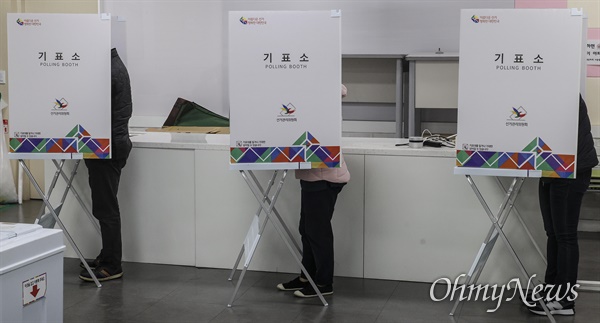 지난해 4월 7일 오후 서울 노원구 중평중학교에 설치된 서울시장 보궐선거 투표소에서 퇴근한 직장인과 시민들이 투표를 하고 있다.