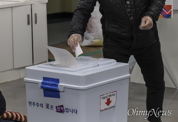 7일 오후 서울 노원구 중평중학교에 설치된 서울시장 보궐선거 투표소에서 퇴근한 직장인과 시민들이 투표를 하고 있다.