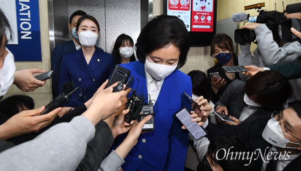 더불어민주당 박영선 서울시장 후보가 7일 밤 당사를 떠나고 있다.