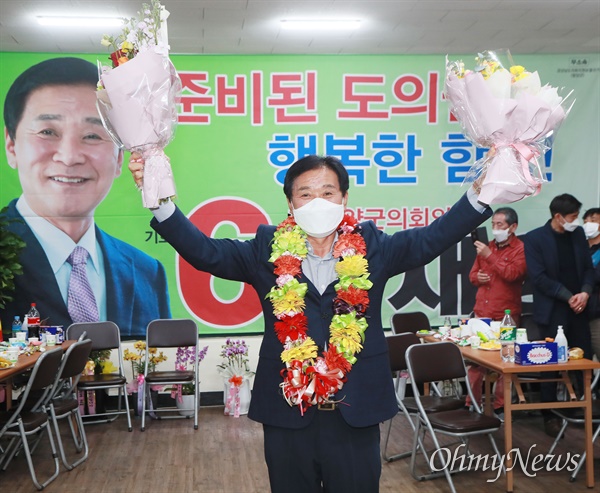   "함양" 선거구 경남도의원 보궐선거에서 당선한 무소속 김재웅 당선인.